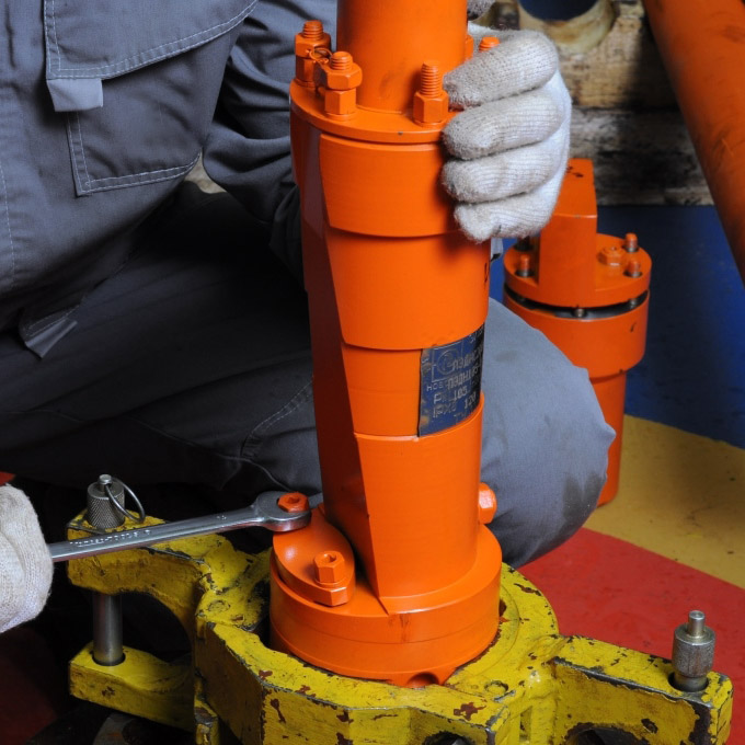 Trabajador instalando un motor de inducción asíncrono